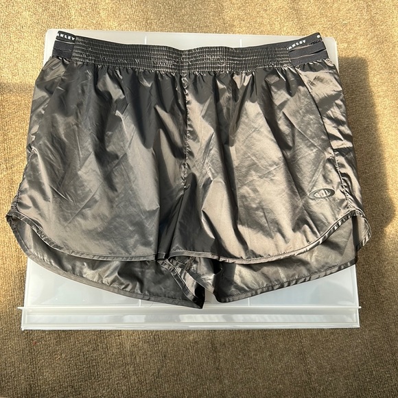 Oakley Luxe Light Weight Running Shorts Metallic Dark Ash Size Large - Picture 1 of 7